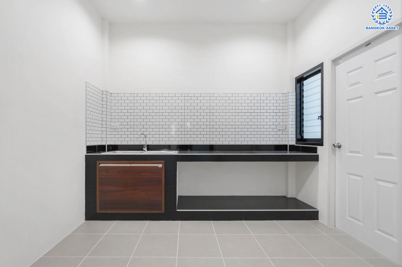 บ้านมือสองตกแต่งใหม่ หน้าโครงการติดรถไฟฟ้า "สถานีไทรม้า"!! ม.ซื่อตรง พระนั่งเกล้า-ท่าอิฐ ทาวน์เฮ้าส์หลังใหญ่ เนื้อที่ 26 ตร.ว. ฟังก์ชัน 3 ห้องนอน 2 ห้องน้ำ 1 ที่จอดรถ ทำเลใกล้ เซ็นทรัลรัตนาธิเบศร์ และทางด่วน "งามวงศ์วาน"